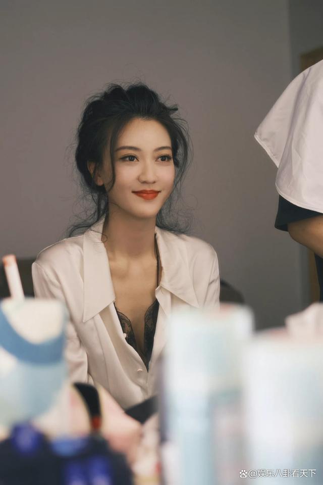 何姓女明星，星光璀璨下的多维探析与探究