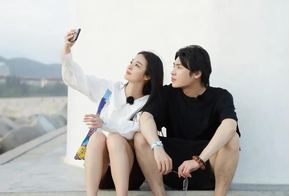 揭秘明星文案背后的故事，聚焦娱乐焦点，解读星光璀璨之旅